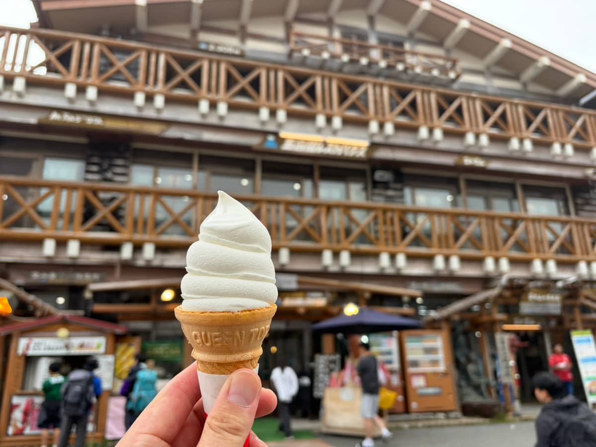 五合目の売店前で手にしたソフトクリーム。1泊2日の富士登山はここで終わった