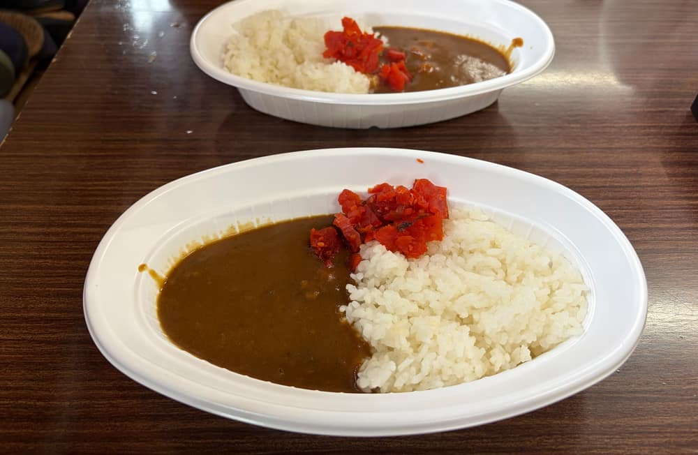鳥居荘の夕食のカレーライス。2人分が並ぶ。標高2,900mで食べる温かい食事