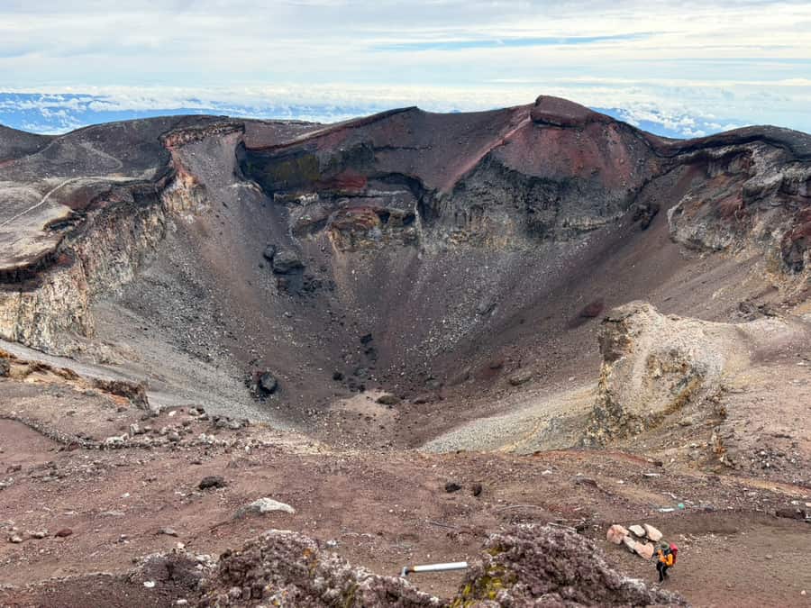 富士山頂の火口。赤茶けた岩肌がすり鉢状に落ち込んでいる