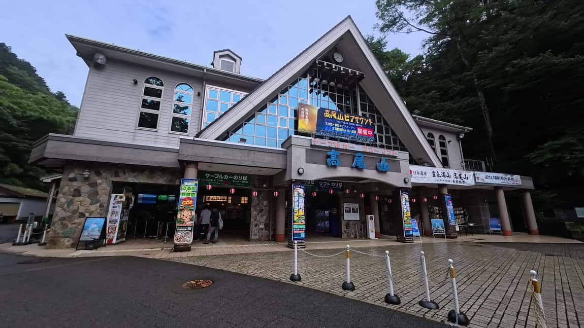 ケーブルカー清滝駅（山麓駅）の建物。ケーブルカーで下山し、この駅に到着した